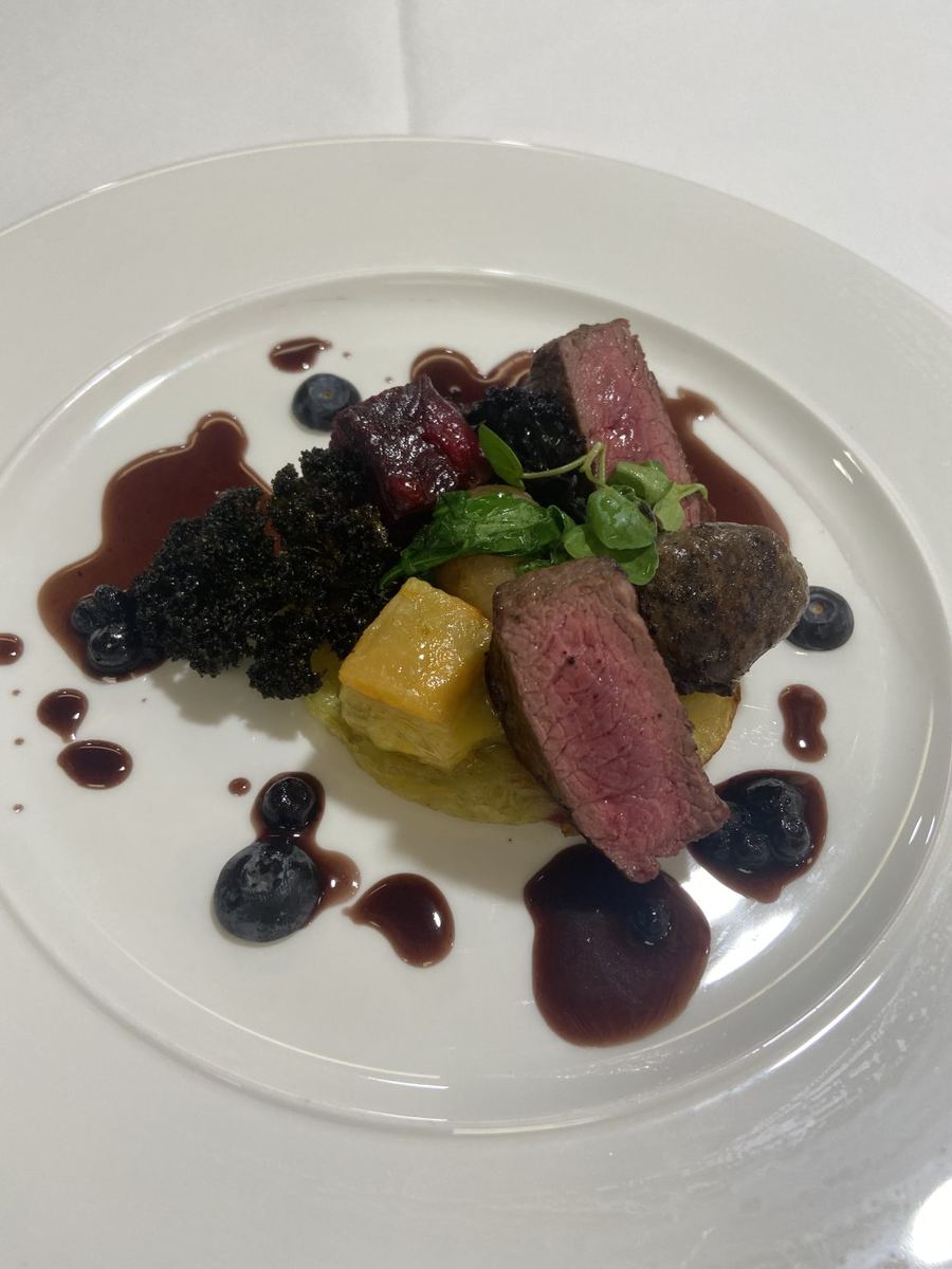 Sliced beef with berries and jus